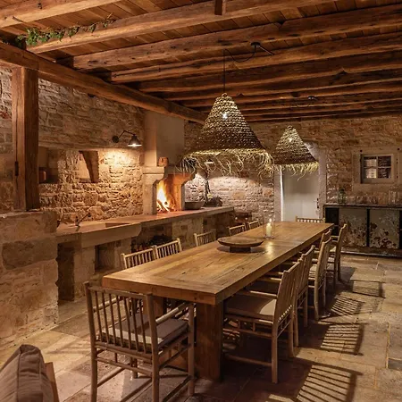 Luxury Istrian Stone Catalpa With Heated Pool, Large Private Retreat Vila Prascari